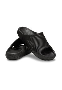 Schwarze geformte Sandalen mit offenem Zehenbereich, gerippetem Design und strukturiertem Fußbett. Leichtes Material mit Belüftungslöchern zur Luftzirkulation.