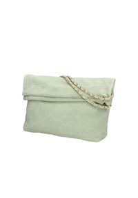 Lichtgroene suede clutch met een gequilt patroon, vouwontwerp en een gouden kettingband. Gladde textuur zonder verdere versieringen.