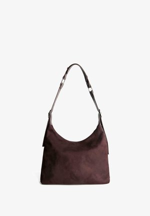 Dunkelbraune Wildleder-Schultertasche mit einer geschwungenen Silhouette, verstellbarem Ledertragegurt und einer glatten Textur. Keine sichtbaren Beschläge oder Akzente.