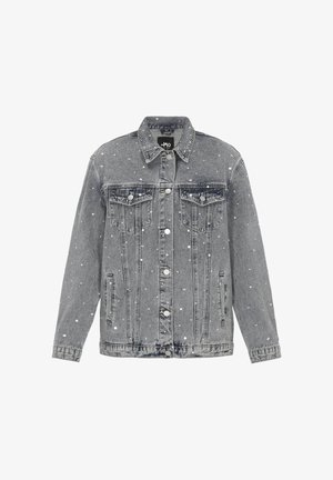 Šedá džínová bunda se stříbrnými flitrovými ozdobami, zapínáním na knoflíky vpředu, dvěma kapsami na hrudi na klopu a dvěma bočními kapsami.