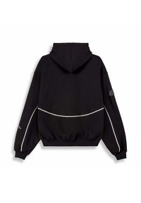 Sudadera con capucha negra y detalles reflectantes en blanco. Presenta un bolsillo tipo canguro, puños acanalados y un diseño de corte relajado.