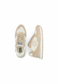 Beige und cremefarbene Sneakers aus Mesh- und Wildledermaterialien, runde Zehenpartie, flache Sohlen und Logo-Akzente auf der Zunge und der Seite.