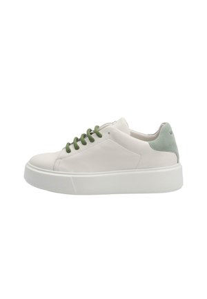 Zapatilla blanca de caña baja con cordones verdes y lengüeta trasera verde de ante, suela blanca gruesa, vista lateral.