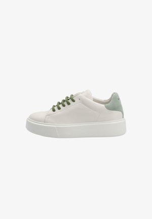 Zapatilla blanca de caña baja con cordones verdes y lengüeta trasera verde de ante, suela blanca gruesa, vista lateral.
