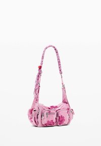 Lyserød skuldertaske med flettet rem, blomsterprint, flere lynlåslommer foran og en dekorativ rød perle på remmen.
