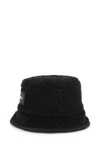 Chapeau seau noir en tissu flou et texturé ; présente un dessus plat et un bord cousu, avec une étiquette de logo sur le côté.