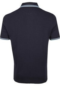 Camiseta polo de color marino con un cuello plano con detalles en azul claro y blanco a rayas. Mangas cortas y un tejido sólido y texturizado.