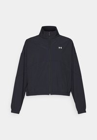 Chaqueta negra con cremallera y cuello alto, con puños y dobladillo elásticos. Presenta una textura suave y un pequeño logo blanco en el pecho.