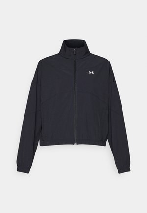 Schwarze Jacke mit Reißverschluss und hohem Kragen, elastischen Bündchen und Saum. Sie hat eine glatte Textur und ein kleines weißes Logo auf der Brust.