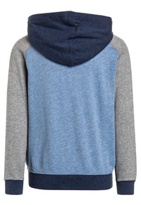 Mikina s kapucí, modrým tělem, šedými rukávy a tmavě modrou kapucí. Měkká tkanina s žebrovanými manžetami a lemem, vyznačující se hladkým povrchem.