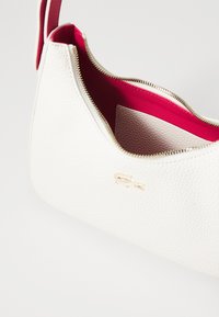 Lacoste HOBO BAG - Ručna torba - farine petunia