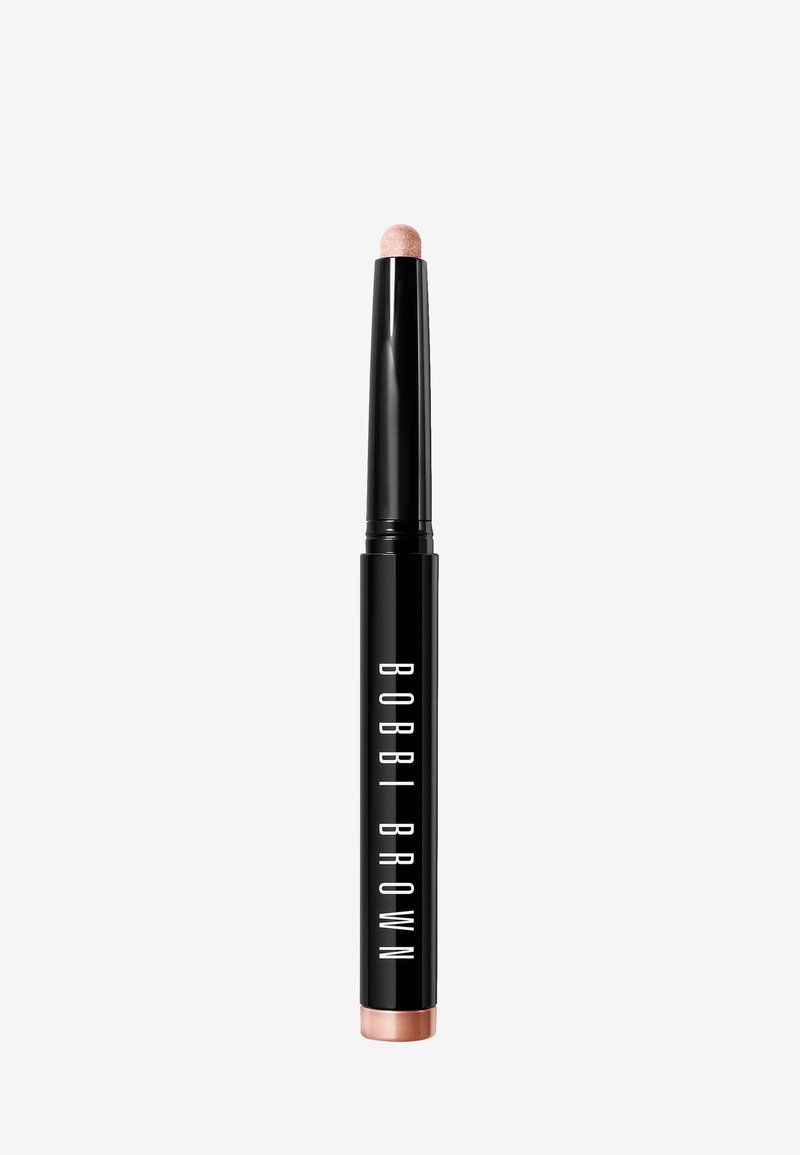 Bobbi Brown highlighterstift med svart kropp, rosé gull bunn og en avrundet, ferskenfarget tupp for enkel påføring.