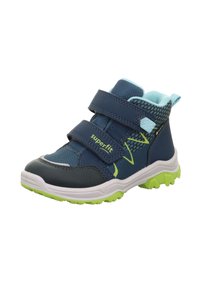 Sneakers con strap in velcro di colore blu navy con texture in rete, dettagli verdi e suole bianche. Il design sportivo presenta un collare e un tallone imbottiti.