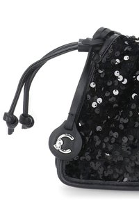 Borsa a sacchetto nera con paillettes e dettagli in pelle, caratterizzata da un charm con logo argentato e forma arrotondata. La texture è liscia con paillettes scintillanti.