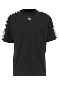 Svart kortärmad t-shirt i bomull, med en rundhalsning, tre vita ränder längs axlarna och en liten vit logotyp på bröstet.