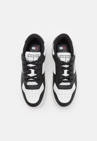 Tommy Jeans RETRO BASKET ESS - Tenisky - black/ecru