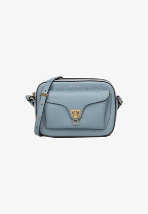 Borsa a tracolla in pelle azzurra chiaro con chiusura dorata, tasca anteriore e tracolla regolabile. Superficie strutturata e bordatura scura a contrasto.