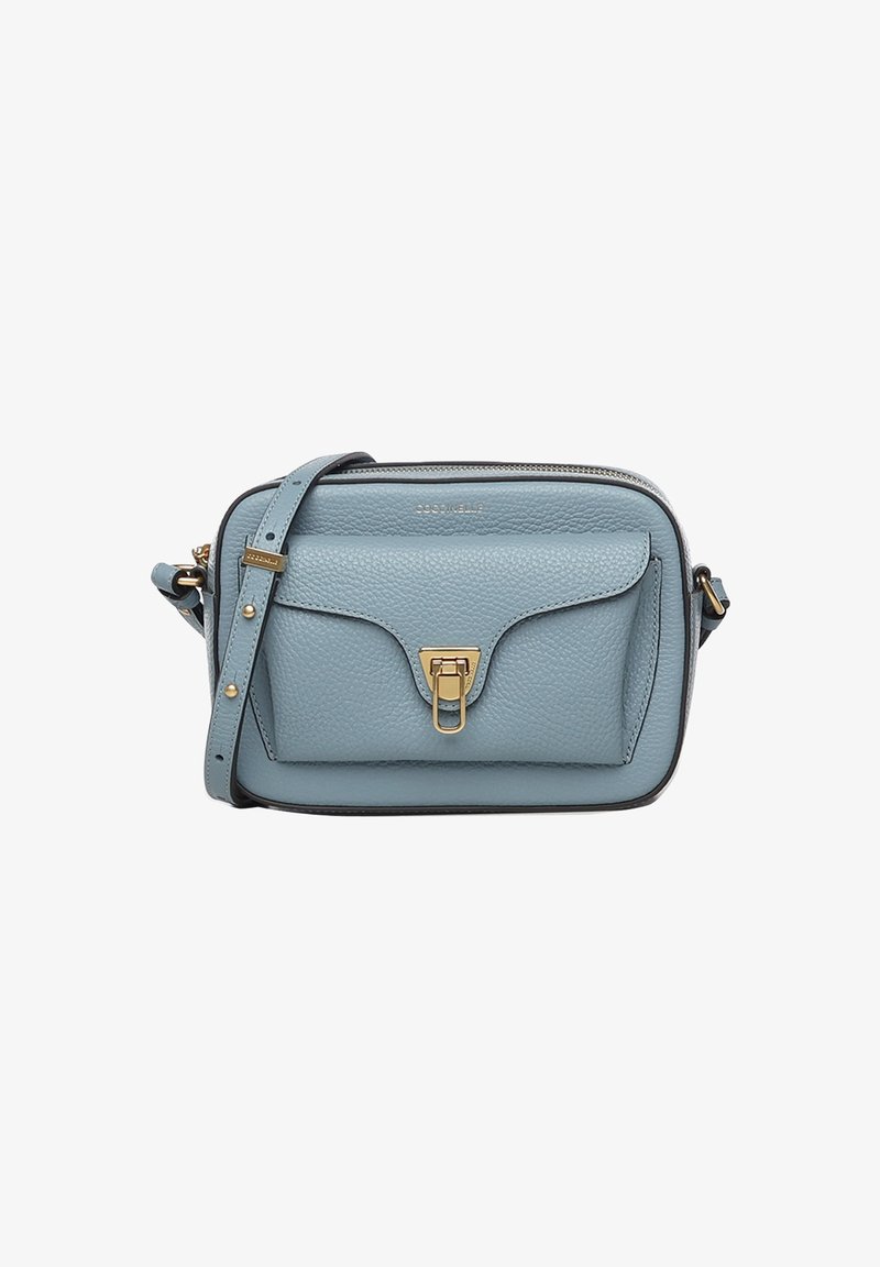 Bolso bandolera de cuero azul claro con cierre dorado, bolsillo frontal y correa ajustable. Superficie texturizada y bordes oscuros en contraste.