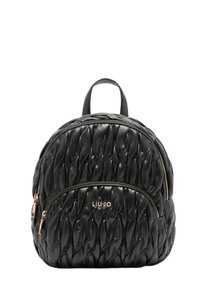 Mochila de cuero negro acolchada con cremalleras doradas, bolsillo frontal, asa superior y logo "LIU JO" en el bolsillo frontal.