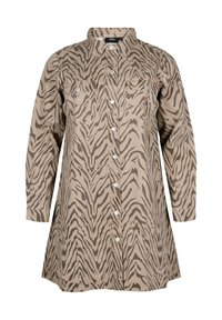 Beige shirtjurk met een overal bruin zebra-print, voorzien van een knoopsluiting aan de voorkant, een puntige kraag en twee borstzakken. Lange mouwen.