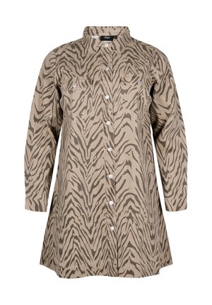 Beige shirtjurk met een overal bruin zebra-print, voorzien van een knoopsluiting aan de voorkant, een puntige kraag en twee borstzakken. Lange mouwen.