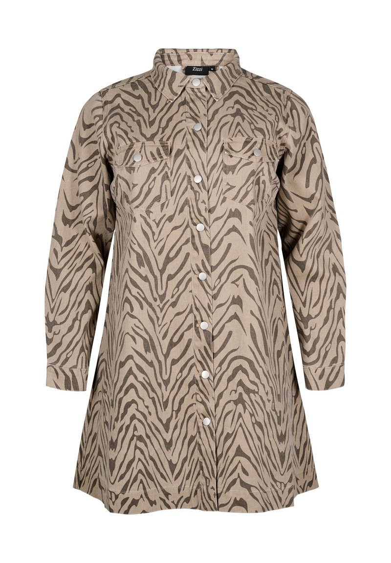 Beige shirtjurk met een overal bruin zebra-print, voorzien van een knoopsluiting aan de voorkant, een puntige kraag en twee borstzakken. Lange mouwen.