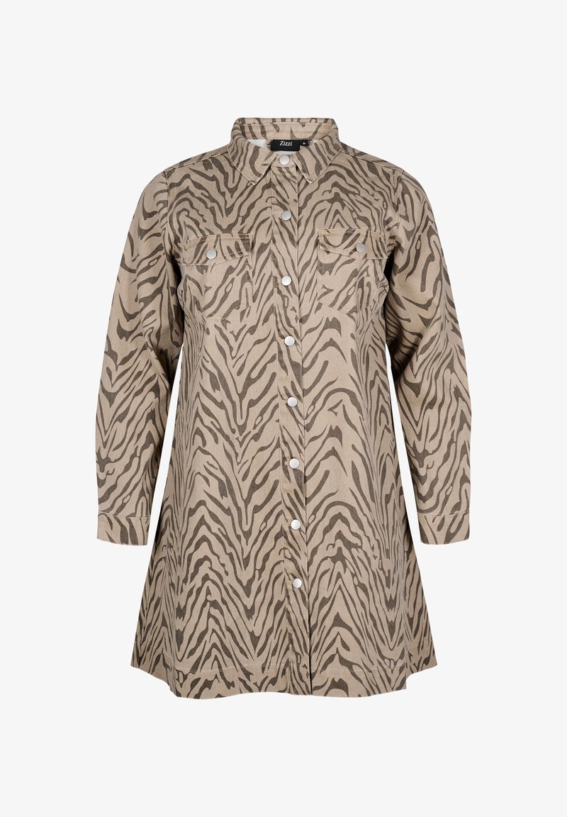 Robe chemise beige avec un imprimé zèbre marron sur l'ensemble, dotée d'une fermeture à boutons sur le devant, d'un col pointu et de deux poches sur la poitrine. Manches longues.