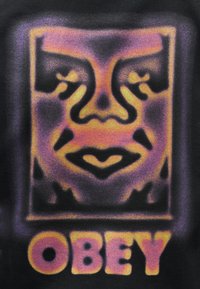 Τολμηρό στιλιζαρισμένο πρόσωπο σε αποχρώσεις του μωβ, πορτοκαλί και κίτρινου, μέσα σε ορθογώνιο πλαίσιο πάνω από τη λέξη «OBEY» με μεγάλα, πολύχρωμα γράμματα τύπου block.