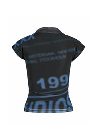 Černý top s krátkým rukávem, na kterém je modrý pixelovaný text a čísla, včetně "199," umístěná na zadní straně.