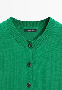 Cardigan vert en tricot avec col en V côtelé et trois boutons noirs sur le devant, étiquette indiquant "Massimo Dutti Fabriqué en Chine".