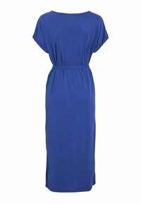 Robe midi bleue avec manches courtes, col rond et ceinture ajustée à la taille, présentée sur fond blanc.