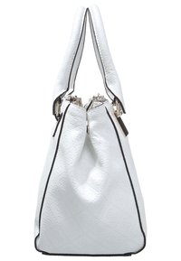 Biała skórzana torebka z wytłaczanym wzorem, czarnymi detalami, podwójnymi ramiączkami na ramię oraz metalowym zamkiem błyskawicznym, przedstawiona z boku.