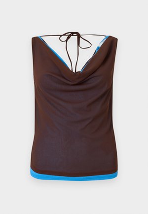 Hnedý tielko bez rukávov s padavým výstrihom, tenkými ramienkami viazanými vzadu a svetlomodrou lemovkou okolo výstrihu a spodného okraja.