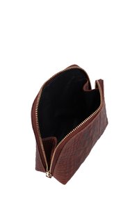 Hnedá krokodílovo embosovaná kožená taštička so zlatým zipsom, s textúrovaným exteriérom a čiernym textilným interiérom. Design s otvoreným vrchom.