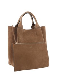 Borsa tote in suede marrone con pochette rimovibile coordinata e manici corti in pelle beige su sfondo bianco.