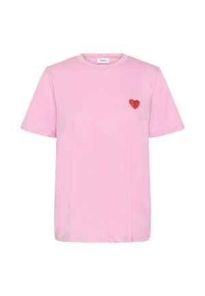 Lichtroze T-shirt met korte mouwen en een klein rood hartje met een zwarte strik op de linkerborst.