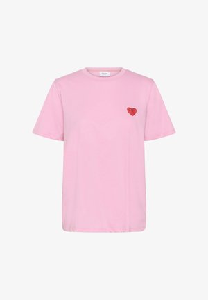 Světle růžové tričko s krátkými rukávy a malým červeným srdíčkem se černou mašlí na levé straně hrudi.