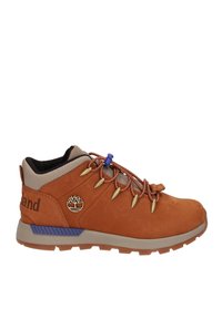Zapato de senderismo de cuero marrón que presenta un collar acolchado, ojales metálicos, acentos azules y una suela gris resistente. Logotipo de Timberland en el costado.