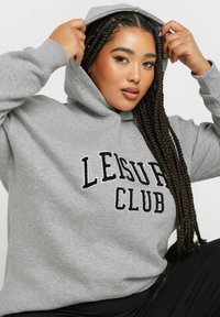 Sudadera gris de mezcla de algodón, con el texto bordado "LEISURE CLUB" en negro. El diseño incluye un bolsillo canguro y capucha con cordones.