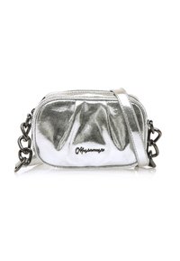 Borsa a tracolla argento metallico con superficie texturizzata, due scomparti con zip e una tracolla a catena spessa. Dettaglio del logo sulla parte anteriore.