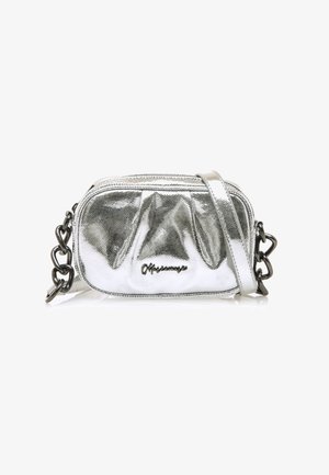 Bolso bandolera metálico plateado con superficie texturizada, dos compartimentos con cremallera y una correa de cadena gruesa. Detalle del logo en la parte frontal.