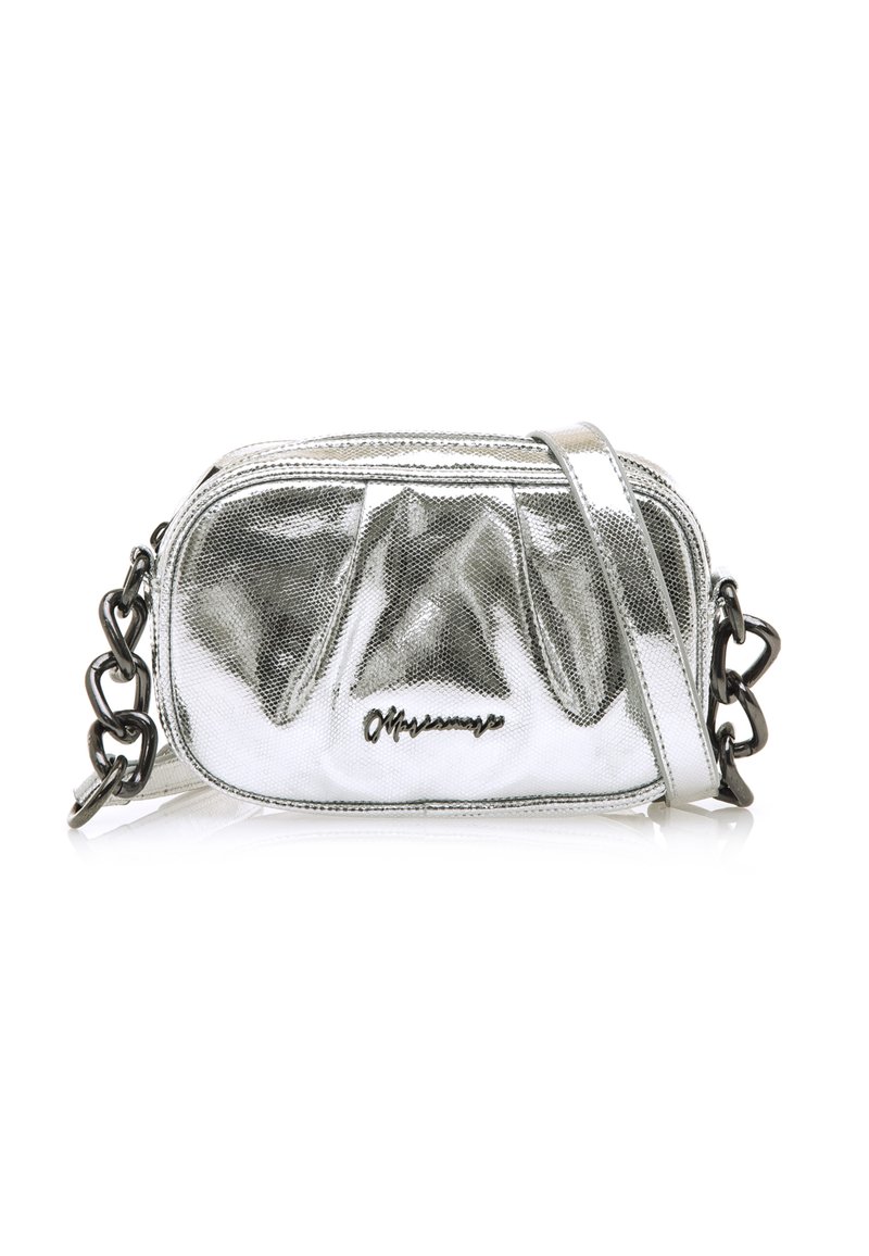 Borsa a tracolla argento metallico con superficie texturizzata, due scomparti con zip e una tracolla a catena spessa. Dettaglio del logo sulla parte anteriore.
