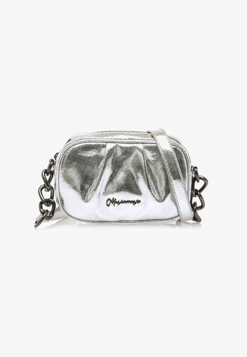 Metallisch silberne Umhängetasche mit strukturierten Oberfläche, zwei Reißverschlussfächern und einem dicken Kettenriemen. Logodetail auf der Front.
