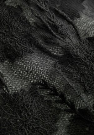 Material negru transparent cu modele mari florale brodate și detalii texturate care creează un design stratificat, delicat.