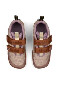 Scarpe per bambini in rosa e marrone con due cinturini regolabili, parte superiore testurizzata, rivestimento imbottito e suola in gomma. Presenta un piccolo logo sul lato.