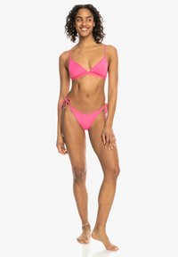 Roze bikini set met een triangulaire top met dunne bandjes en verstelbare zijsluiting. Glad materiaal en een minimalistisch ontwerp.