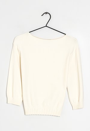 Pull léger crème avec un large col dégagé, des manches trois-quarts et un ourlet côtelé. Texture lisse, sans motifs ni accents visibles.