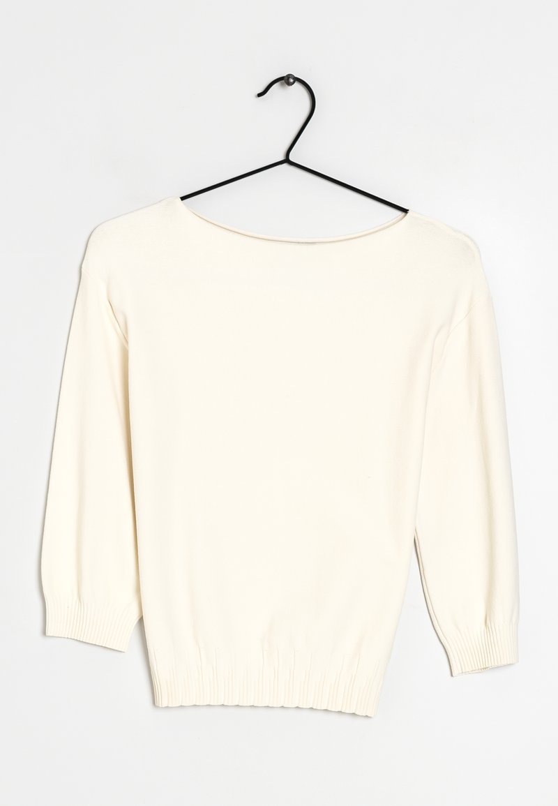 Lichtcrème trui met een brede ronde halslijn, driekwartmouwen en geribbelde onderrand. Glad textuur, geen zichtbare patronen of accenten.