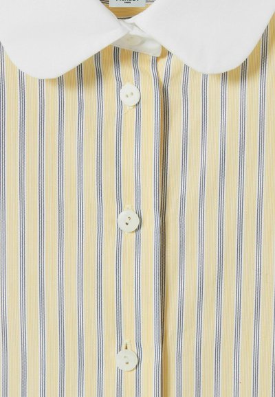 Camicia colletto giallo con strisce blu navy, caratterizzata da bottoni bianchi e una texture in cotone liscio, con un design colletto classico.