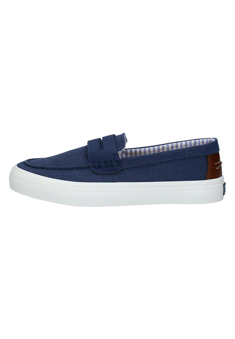 Scarpa slip-on in tela blu navy con suola in gomma bianca. Presenta cuciture decorative e un accento in pelle marrone sul tallone. Interno a righe.